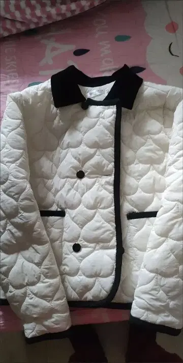 화이트 퀼팅 다운 자켓