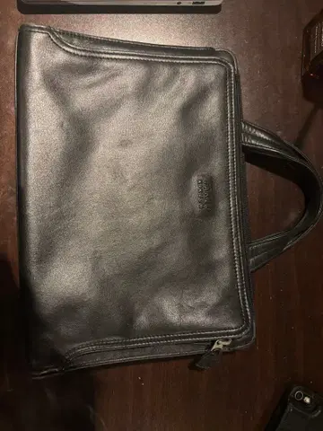 키쿠치 타케오 블랙 가죽 백