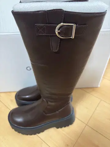 브라운 버클 부착 롱 부츠