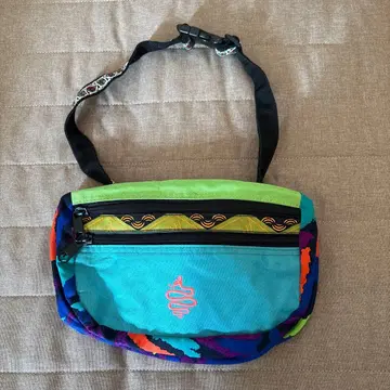 다색 사용 웨스트 파우치