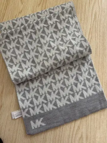 MICHAEL KORS 그레이 로고 머플러