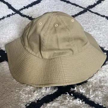 COMES AND GOES 카무즈앤고즈 베이지 버킷햇