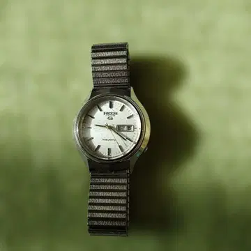 Ricoh 쿼츠 손목시계 실버 정크제품입니다. 체인은 새상품입니다.