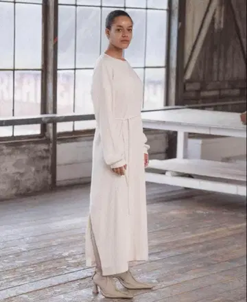 BASErange 아이보리 롱 슬리브 원피스