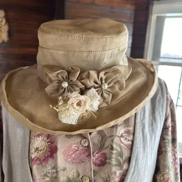 부드러운 소재의 핸드메이드 모자