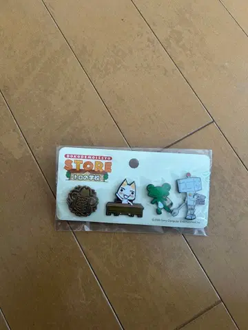 어디든지 함께 핀 배지