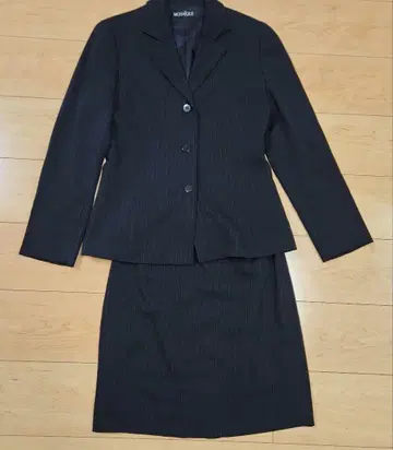 스트라이프 비즈니스 정장 자켓과 스커트 세트 M 사이즈