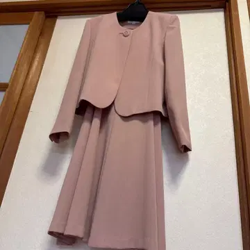 핑크 자켓과 스커트 세트