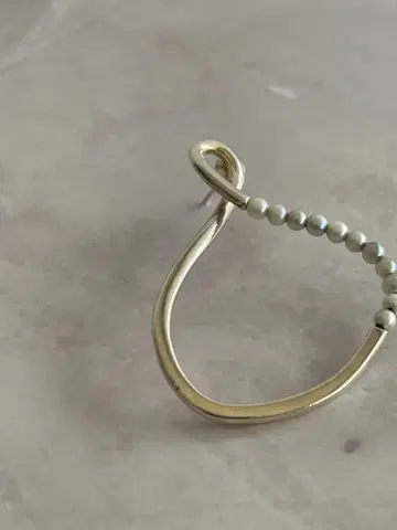 블랑이리스 펄 후프 귀걸이 한쪽만