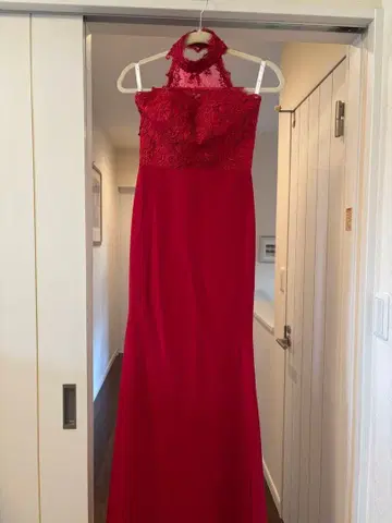 레이스 장식의 빨간색 롱 드레스