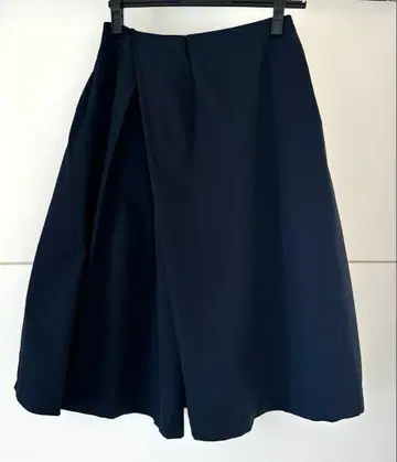 Lugnoncure 네이비 플레어 스커트