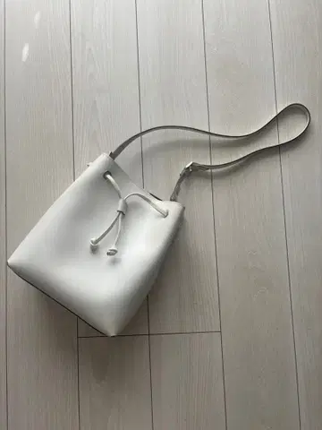 잔니노타로 가죽 화이트 백!