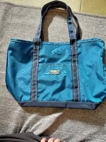 파란색 나일론 토트백