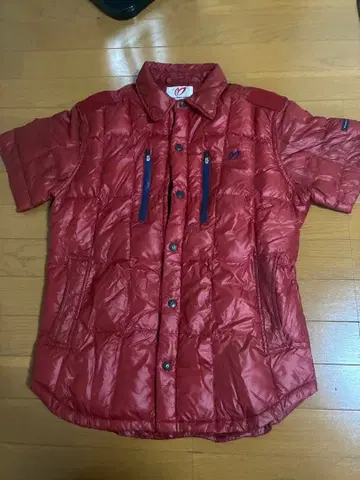 빨간색 다운 자켓 M 사이즈