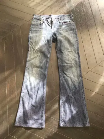 7 for all mankind의 부츠컷 청바지입니다