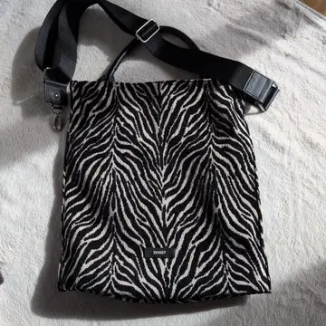 nouer 제브라 패턴 숄더백