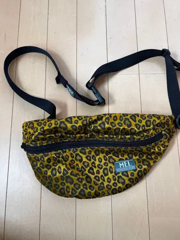 MEI 레오파드 무늬 바디백