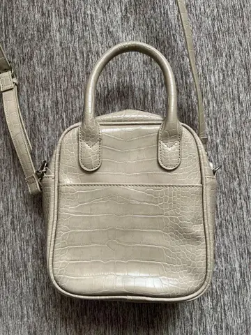 베이지 크로커다일 패턴 숄더백