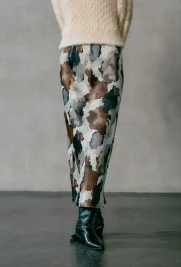 LEPSIM 이번 시즌 신상 스트레치 새틴 패턴 스커트 브라운