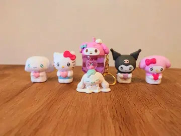 산리오 캐릭터 키링과 피규어 세트