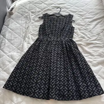 슬리브리스 무릎 기장 원피스 블랙과 그레이 패턴