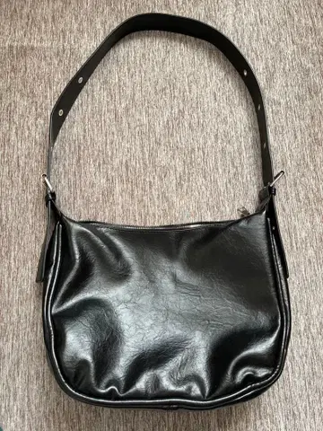 블랙 합성 피혁 숄더백