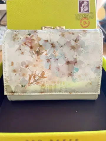 Ted Baker 꽃무늬 3단 폴더형 지갑