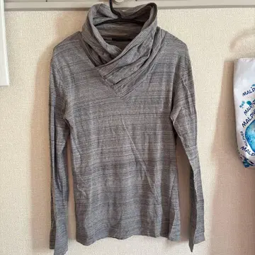 GOSTAR DE FUGA 그레이 하이넥 티셔츠 46