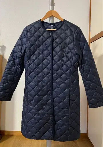 유니클로 울트라 라이트 다운 노카라 퀼팅 타운 코트 네이비