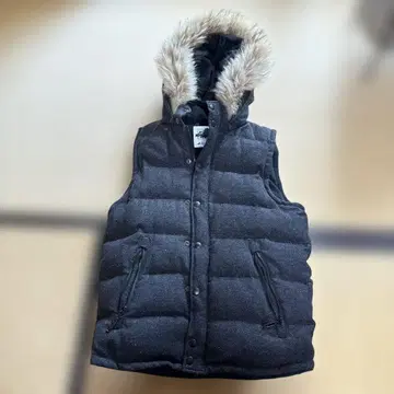 쉽스 다크 그레이 퀼팅 다운 베스트 퍼 포함