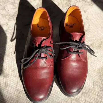 Dr. Martens 버건디 신발