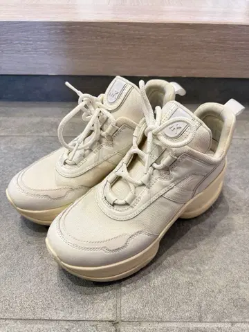 MICHAEL KORS 통굽 화이트 스니커즈 24cm