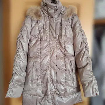 퍼 달린 베이지 다운 코트