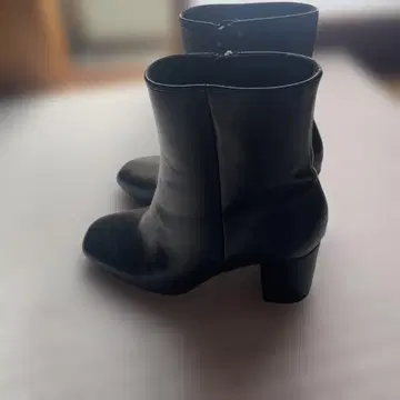 블랙 가죽 숏부츠 중간 힐