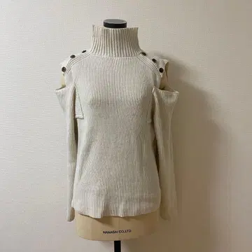 아이보리 오프숄더 스웨터