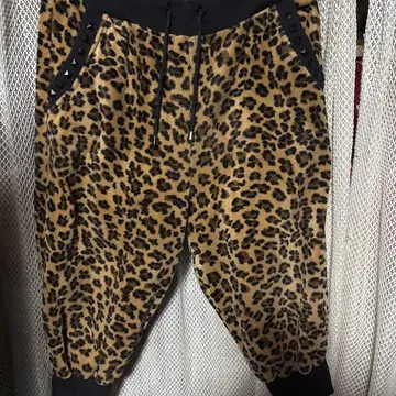 레오파드 무늬 하프 팬츠
