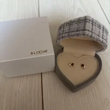 BLOOM 빨간색과 화이트 컬러의 돌 귀걸이 (양쪽 귀용)