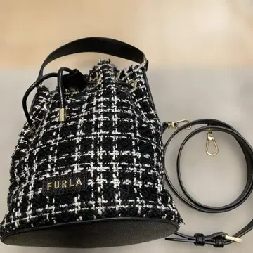 FURLA 블랙 앤 화이트 트위드 버킷 백