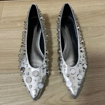 미사용! ZARA 스터드 메탈릭 플랫슈즈 실버 23.5cm