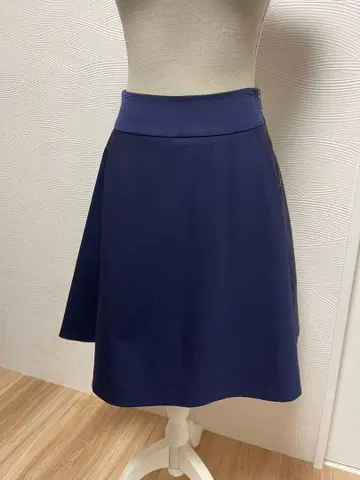 네이비 무릎 기장 플레어 스커트