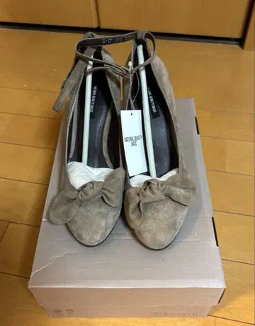 natural beauty basic 베이지 염소 가죽 스웨이드 펌프스