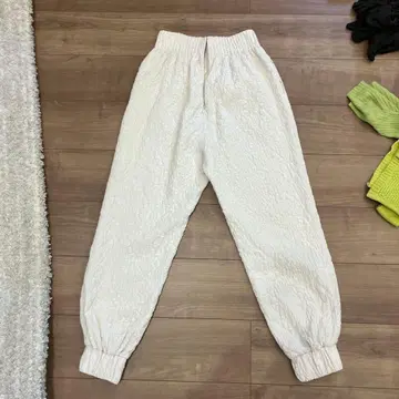 MECRE 화이트 크레이프 팬츠