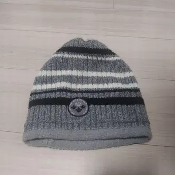 니트 모자 그레이와 화이트 스트라이프
