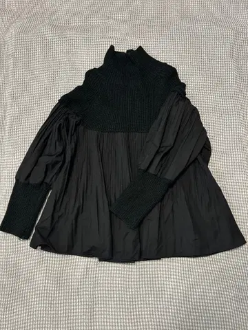 블랙 하이넥 니트 플리츠 상의