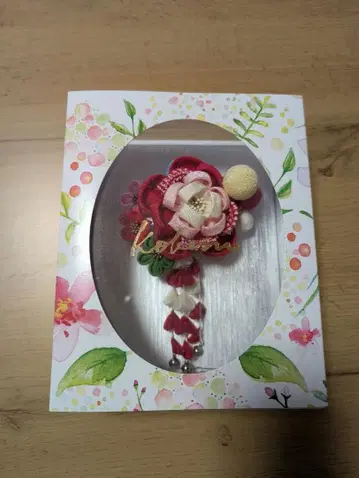 빨간색과 화이트 꽃 장식 및 헤어핀 세트