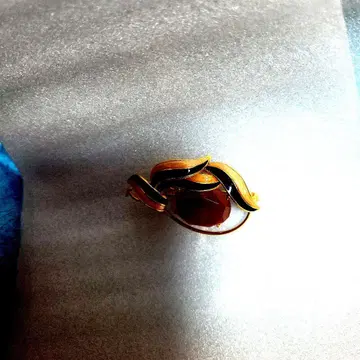 리본 디자인 골드 브로치 오렌지석