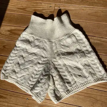 케이블 짜임 아이보리 숏팬츠 M 사이즈
