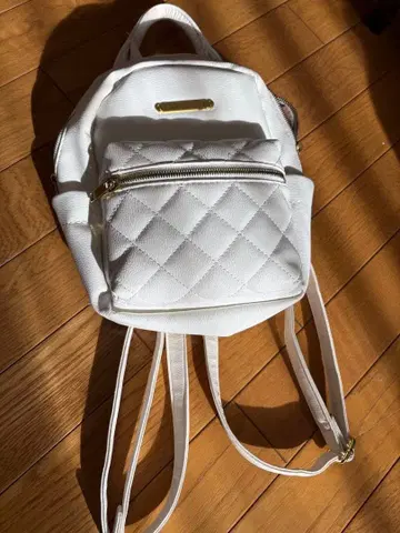 화이트 퀼팅 백팩