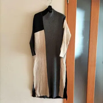 오즈모시스 배색 하이넥 니트 리브 원피스