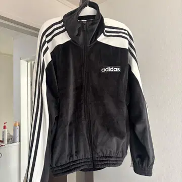 adidas 집업 자켓 블랙 시게모리 사토미 착용